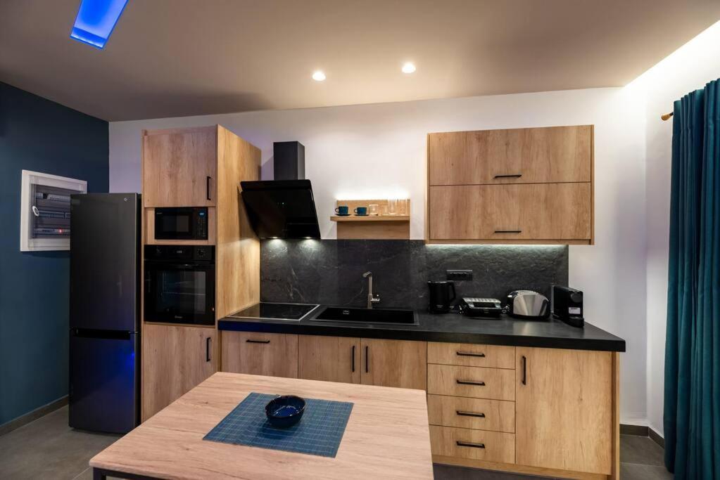 The Penthouse Santorini, Kamari, Thira דירה סנטוריני