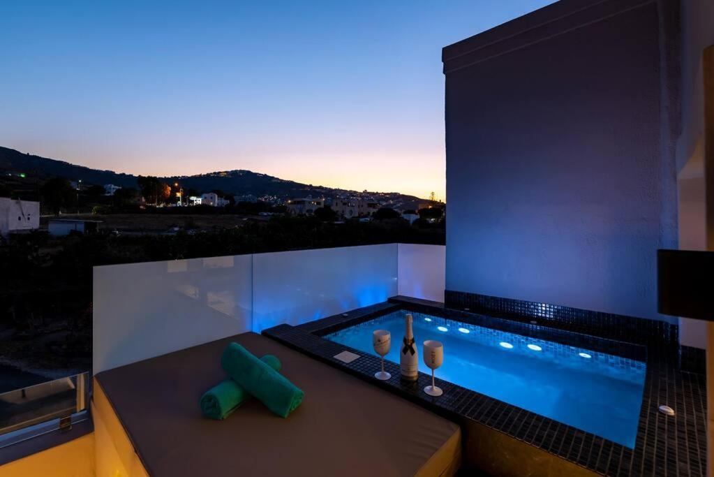 Apartment The Penthouse Santorini, Kamari, Thira